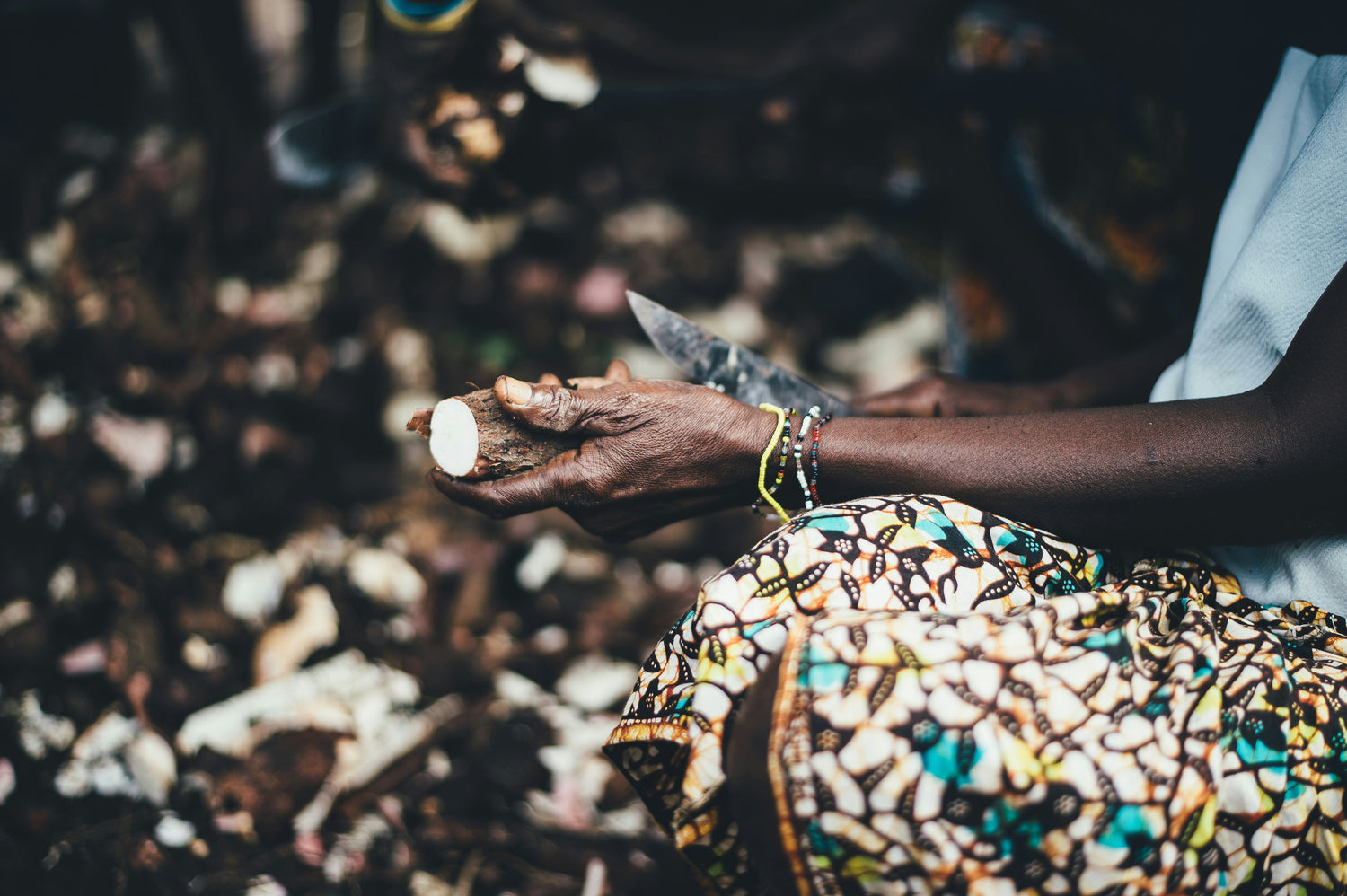femme qui decoupe le manioc