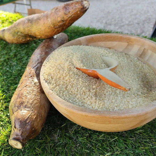 Attiéké en vrac, couscous léger et aéré à base de racines de manioc, présenté dans un grand bol. Idéal pour accompagner des plats variés ou en salade