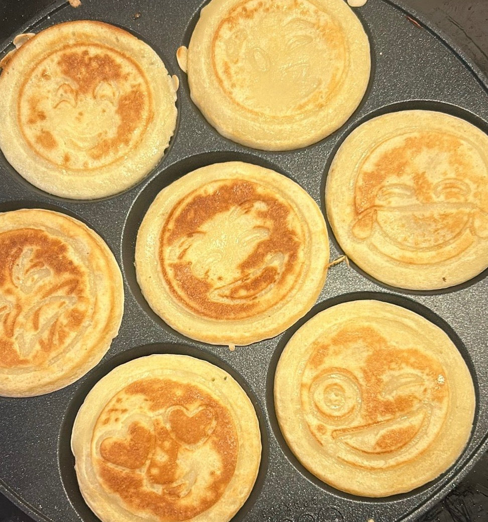 Crêpe dorée présentée dans une mini poêle en fonte, garnie de fruits frais et de crème. Idéale pour une présentation charmante et gourmande.