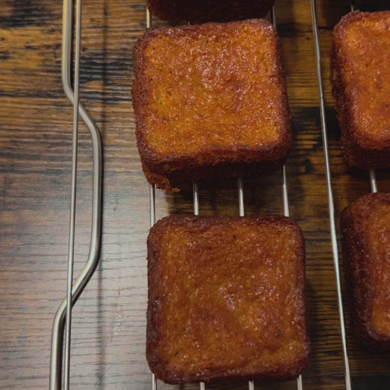 Vidéo montrant la préparation d'un gâteau à la banane au manioc, mettant en avant les étapes de mélange des ingrédients, la cuisson au four et le résultat final moelleux et doré. Une recette saine et délicieuse.