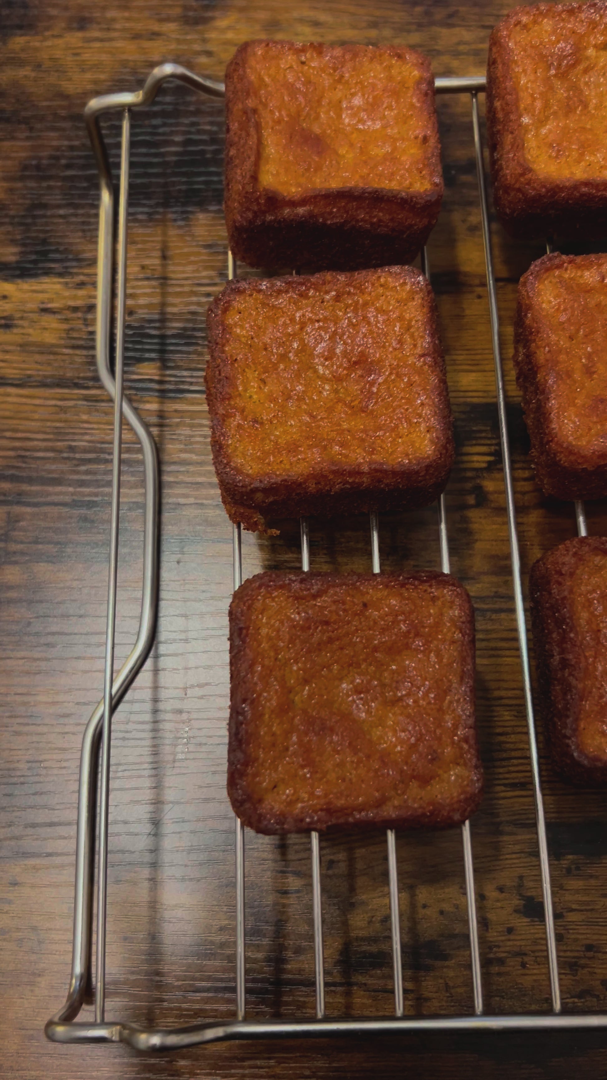 Vidéo montrant la préparation d'un gâteau à la banane au manioc, mettant en avant les étapes de mélange des ingrédients, la cuisson au four et le résultat final moelleux et doré. Une recette saine et délicieuse.